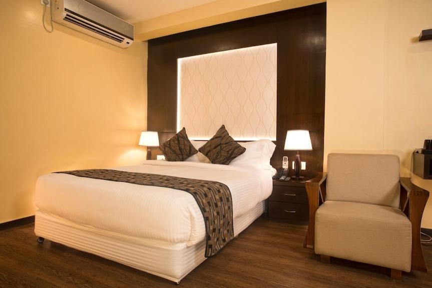 Hotel Tulip Near Delhi Airport Neu-Delhi Exterior foto